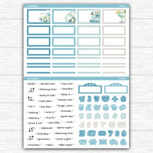 Op de afbeelding: Een planner sticker vel met een lichtblauw en wit kleurenschema. Het vel bevat vakken, lijnen en decoratieve pictogrammen voor planning. De woorden "Cruise" en "Colless" zijn zichtbaar. Ontworpen voor het organiseren van dagelijkse taken.