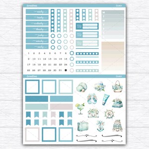 Op de afbeelding: Een planner sticker vel met een strand thema. De stickers zijn in tinten blauw, beige en wit. Het vel bevat kalendernummers, dagen van de week, vakken, banners en decoratieve elementen zoals schelpen, bagage en een cocktail.
