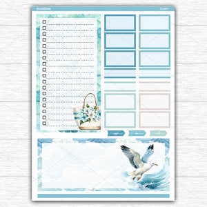 Op de afbeelding: Een planner sticker vel met een aquarel ontwerp. Het vel bevat een to-do lijst, vakken en decoratieve elementen. Een zeemeeuw vliegt over oceaangolven. Een bloemen draagtas is ook afgebeeld.