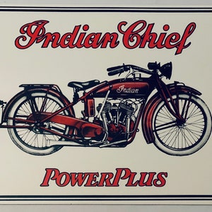 Könnte beinhalten: Ein Vintage-Schild aus Metall, das für Indian Chief Motorräder wirbt, mit dem Text "Indian Chief PowerPlus" und einem roten Motorrad mit weißen Rädern.
