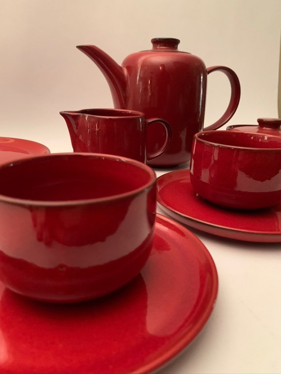 ヴィンテージの赤いメリタドイツ製セラクロンティーまたはコーヒー 