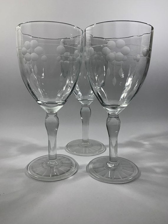 Vintage Floral Etched Wine Glass Vintage Floral Etched Wine Glass