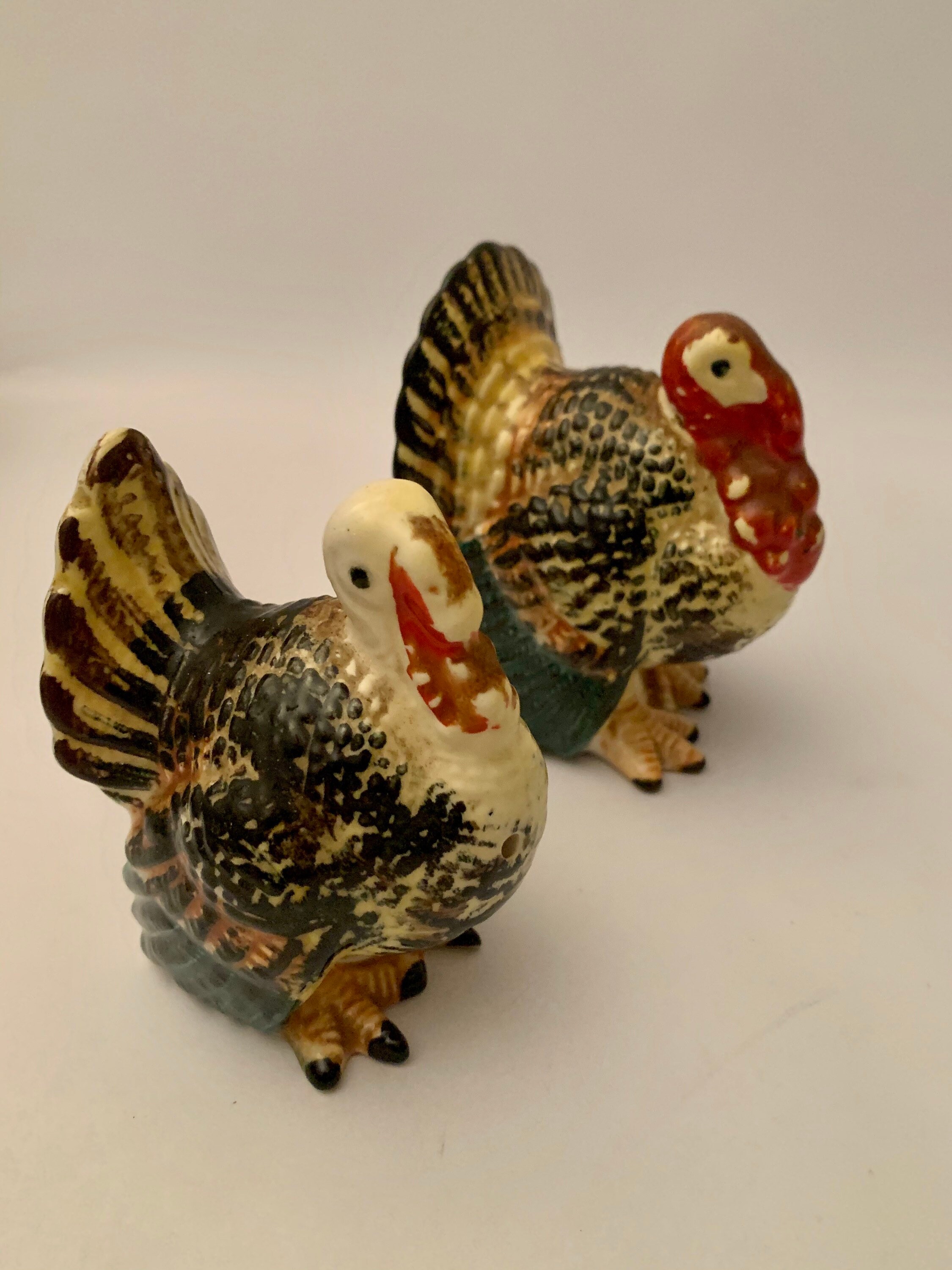 app 3 x 3 x3 in great condition colorful birds TURKEY Salt and Pepper Set ceramic turkeys