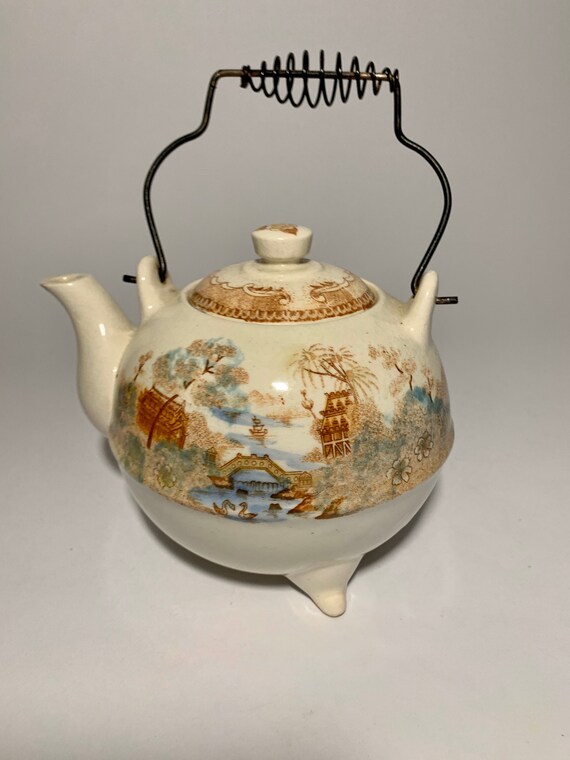 Oriental Design Tea Pot Japan (TRE) Oriental Design Tea Pot Japan (TRE)