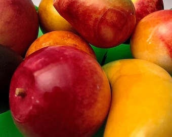 Frutta in alabastro intagliata a mano d'epoca: decorazione in pietra di marmo italiana - venduta singolarmente