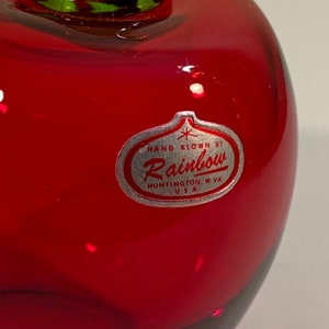 Pomme par RAINBOW, verre d&#39;art rouge, figurine de fruit creuse transparente avec tige verte, soufflée à la main par The Rainbow Art Company WV. Sticker ORIGINAL