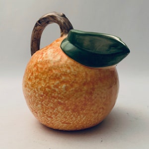 Vintage handbeschilderde keramische oranje kan uit het midden van de eeuw gemaakt in Italië, handgemaakte Italiaanse keramische kan uit het midden van de eeuw
