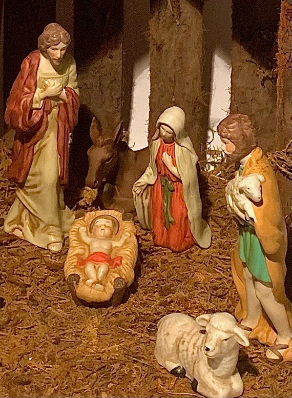 木製のキリスト降誕の像と素焼きの人形が付いたヴィンテージのキリスト