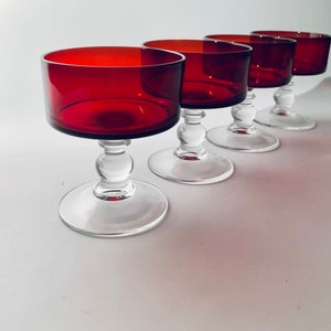 Elegantes Arcoroc Champagner-Coupé, Dessertgläser mit Bubble Stem in Cavalier Ruby, mundgeblasenes Glas -Set (4)