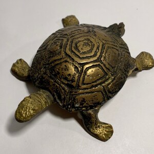 Cenicero vintage brutalista de latón con forma de tortuga