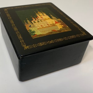 Caja de baratija de arte popular pintada a mano de laca negra vintage