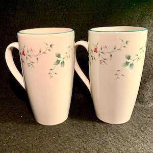Pfaltzgraff Winterberry Holiday Latte Mugs - Mint Condition - Set of (2)