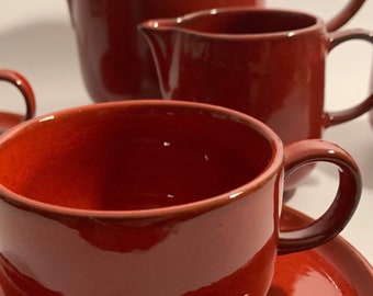 ヴィンテージの赤いメリタドイツ製セラクロンティーまたはコーヒー