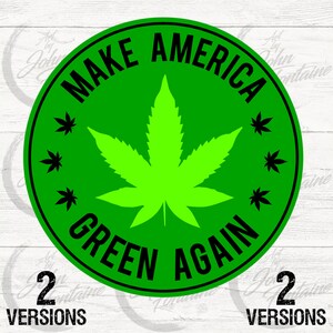 Puede incluir: Un círculo verde con el texto "MAKE AMERICA GREEN AGAIN" en letras negras. Una hoja de marihuana verde está en el centro del círculo, rodeada de seis hojas de marihuana negras más pequeñas.