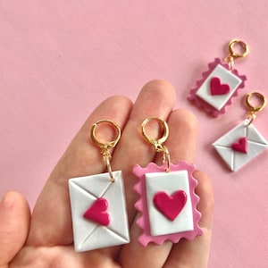 Pendientes con forma de corazón, sello postal y sobre / Pendientes con forma de carta de amor / Joyas para el día de San Valentín / Pendientes con forma de corazón / Joyas con forma de corazón / Pendientes de arcilla