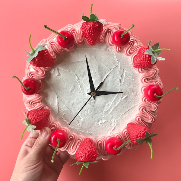 Horloge à gâteau/ horloge murale décorative/ décoration d'intérieur esthétique de l'an 2000/ joli accent pour la maison de gâteau/ faux gâteau/ gâteau factice/ décoration d'intérieur colorée unique