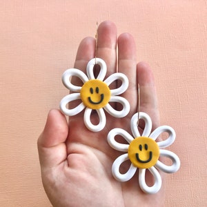 Loopy daisy flower earrings/ Smile flower earrings/ retro statement earrings/ hippie style/ groovy earrings/ giant white flowers