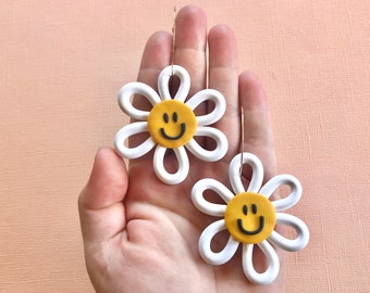 Boucles d'oreilles fleurs marguerites bouclées/ Boucles d'oreilles fleurs sourire/ Boucles d'oreilles tendance rétro/ Style hippie/ Boucles d'oreilles groovy/ Fleurs blanches géantes