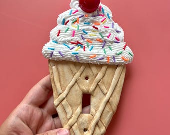 Cubierta de interruptor de luz con forma de cono de helado: decoración de postres con comida artificial