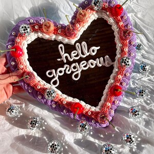 Disco Cherry Heart Cake Wall Mirror: Kawaii Faux Frosting Decor bild 1
