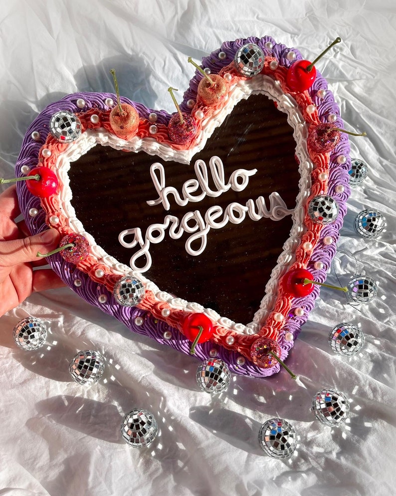 Disco Cherry Heart Cake Wall Mirror: Kawaii Faux Frosting Decor bild 1