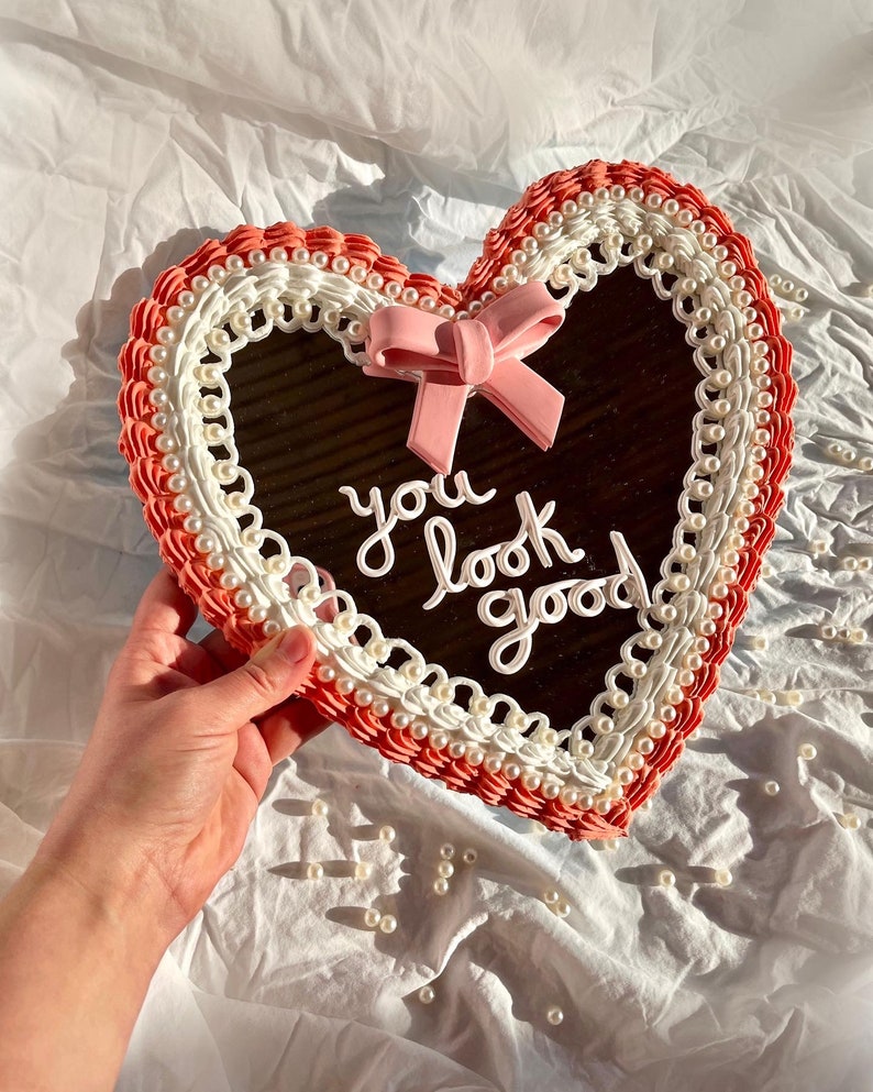 Disco Cherry Heart Cake Wall Mirror: Kawaii Faux Frosting Decor bild 8