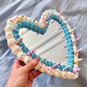 Disco Cherry Heart Cake Wall Mirror: Kawaii Faux Frosting Decor bild 5