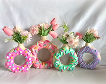 Florero de rosquilla/ Florero de rosquilla/ Decoración linda/ Decoración colorida del hogar/ Jarrones de rosquillas esmerilados con glaseado de espolvoreados/ Decoraciones de comida Kawaii extravagantes