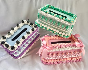 Cake tissue box/decoratieve tissue box cover/vintage cake coquette decor/leuke cake huisaccent/faux cake/dummy cake/uniek kleurrijk huis