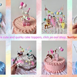 K&ouml;nnte beinhalten: Eine Collage von Tortenaufs&auml;tzen mit skurrilen Tierfiguren, Luftballons und festlichen Dekorationen. Kuchen sind mit blauer und rosa Glasur verziert. Text: Um weitere niedliche und skurrile Tortenaufs&auml;tze zu sehen, klicken Sie auf unseren Shop, SunSprinklesShop.