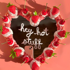 Disco Cherry Heart Cake Wall Mirror: Kawaii Faux Frosting Decor bild 3