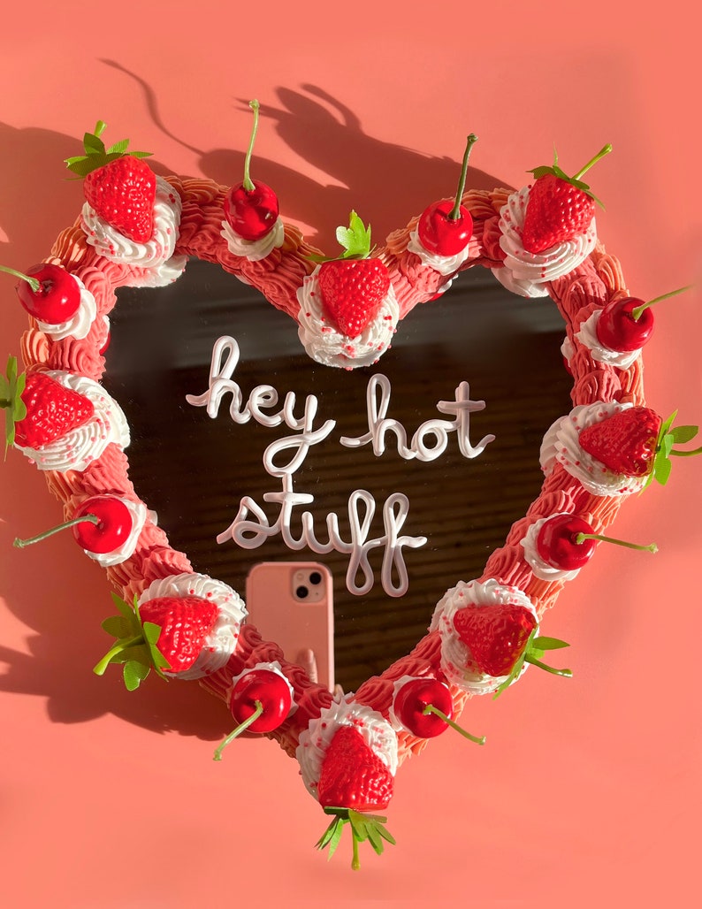 Disco Cherry Heart Cake Wall Mirror: Kawaii Faux Frosting Decor bild 3