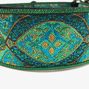 K&ouml;nnte beinhalten: Ein gr&uuml;nes, blaues und orangefarbenes Hundehalsband mit schwarzem Rand.