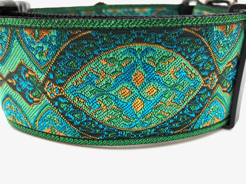 K&ouml;nnte beinhalten: Ein gr&uuml;nes, blaues und orangefarbenes Hundehalsband mit schwarzem Rand.