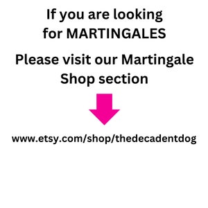 K&ouml;nnte beinhalten: Text auf wei&szlig;em Hintergrund, der lautet "If you are looking for MARTINGALES Please visit our Martingale Shop section" mit einem rosa Pfeil, der nach unten auf den Text "www.etsy.com/shop/thedecadentdog" zeigt