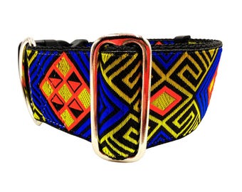 Könnte beinhalten: Ein breites Haustierhalsband mit einem lebendigen geometrischen Muster in Schwarz, leuchtendem Gelb, Königsblau und Neonorange. Das Halsband verfügt über einen großen, polierten rechteckigen Metallschieber und einen passenden D-Ring.