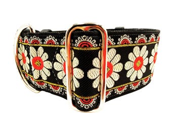 Könnte beinhalten: Schwarzes Hundehalsband mit floralem Muster. Der Kragen hat große weiße Blumen mit roten Zentren und goldenen Akzenten. Der Kragen hat eine silberne Metallschnalle und Beschläge.