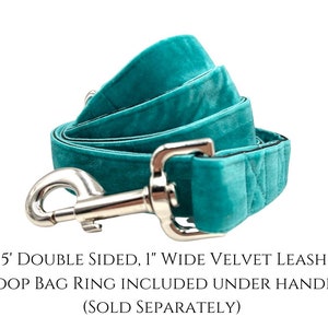 K&ouml;nnte beinhalten: Eine tealblaue Samthundeleine mit einem silbernen Clip. Die Leine ist 1,5 Meter lang und 2,5 Zentimeter breit. Sie enth&auml;lt einen Kotbeutelring unter dem Griff.  "5' DOUBLE SIDED, 1" WIDE VELVET LEASH POOP BAG RING INCLUDED UNDER HANDLE (SOLD SEPARATELY)" ist auf dem Bild gedruckt.