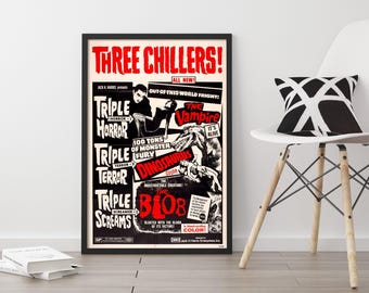 Puede incluir: Póster de película vintage enmarcado para "Three Chiller's" con texto rojo y negro. El póster presenta los títulos "Triple Horror", "Triple Terror" y "Triple Screams". El póster se muestra en una pared blanca junto a una silla blanca con una almohada en blanco y negro.
