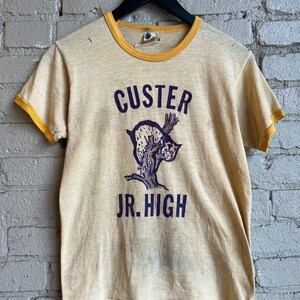 Sm, T-shirt Custer Jr High Yellow Ringer des années 1970, vintage