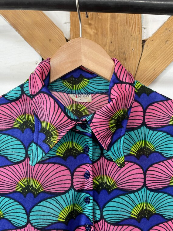 Med / 1970s Colorful Print Polyester Shirt / All … - image 3