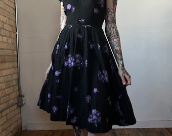 Petite, Robe de cocktail à encolure en coeur des années 1950, Noir violet, vintage - M