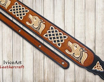 "Handpunzierter Gitarrengurt aus Leder, Gothic Wolf Design ""Wikinger Kunst""."