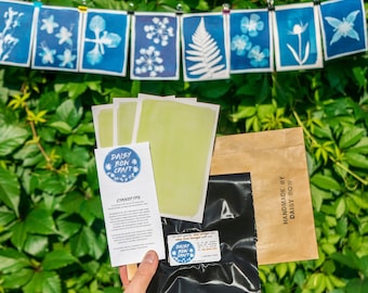 Könnte beinhalten: Cyanotypie-Set mit drei Blättern Papier, einem Päckchen Chemikalien und Anweisungen. Das Set ist handgefertigt von Daisy Bow Craft.