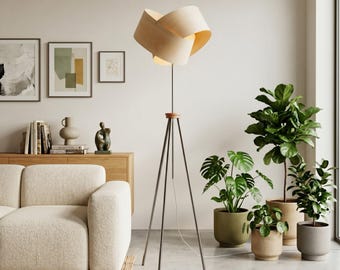 Lámpara de pie con trípode contemporánea: lámpara minimalista de madera y acero para un rincón de salón moderno.