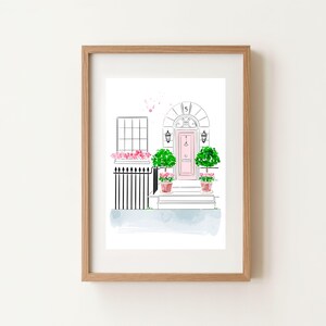 Pu&ograve; includere: Illustrazione ad acquerello di una facciata di casa con porta rosa, recinzione nera e fioriera con fiori rosa. Due alberi topiari verdi affiancano la porta e il numero civico "5" &egrave; sopra. L'opera &egrave; incorniciata.