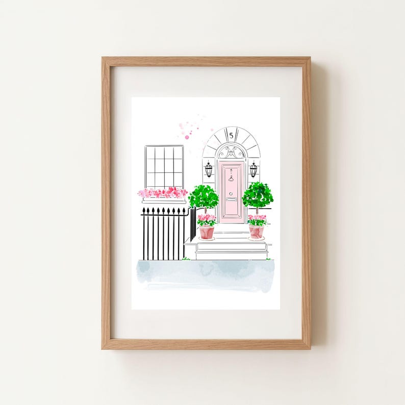 Pu&ograve; includere: Illustrazione ad acquerello di una facciata di casa con porta rosa, recinzione nera e fioriera con fiori rosa. Due alberi topiari verdi affiancano la porta e il numero civico "5" &egrave; sopra. L'opera &egrave; incorniciata.