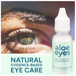 Puede incluir: Un frasco de plástico blanco de cuidado ocular Aloe Eyes con una tapa puntiaguda. La etiqueta presenta el texto Aloe Eyes, natural eye care, cleanses & hydrates, y 0,5 fl oz | 14,8 ml. El fondo muestra un ojo humano y el texto Natural Evidence-Based Eye Care.