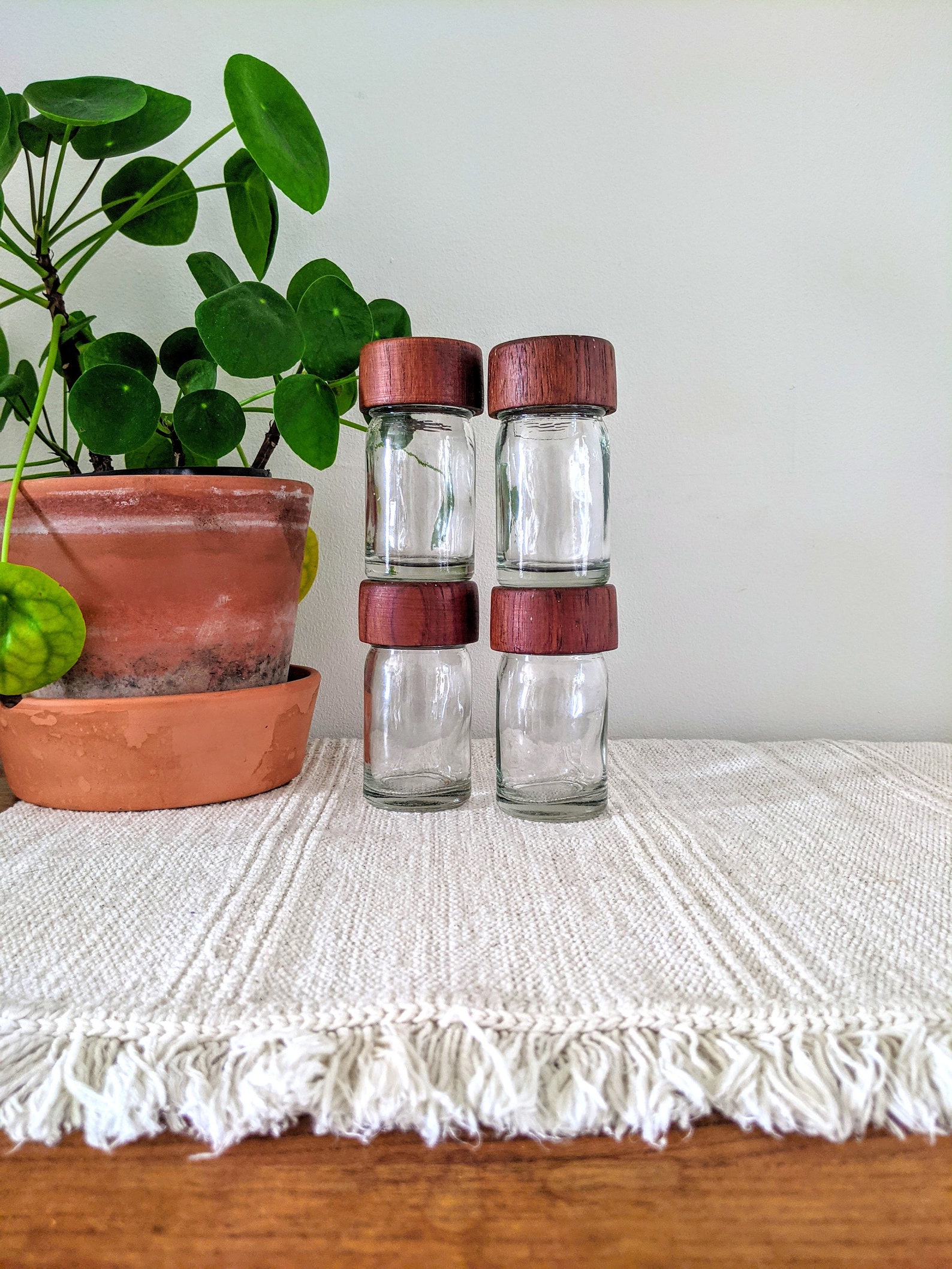 Impresionante conjunto de cuatro frascos de especias de vidrio | Etsy