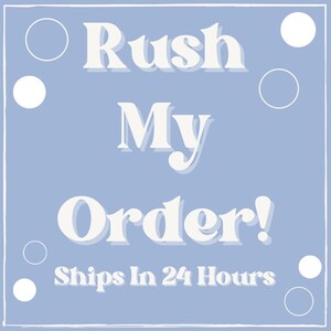 Könnte beinhalten: Ein hellblaues Quadrat mit weißen Punkten und dem Text "Rush My Order! Ships in 24 Hours" in Weiß.